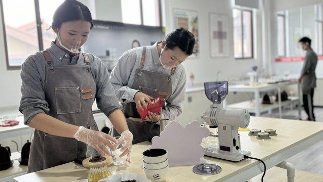 山：春花茶咖活动奏响春日乐章PG电子麻将胡了2试玩云南保(图6)