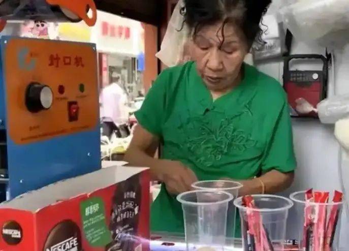 10元手冲“咖啡阿姨”：生意淡了快乐回来了麻将胡了app从日销400杯到100杯！(图2)