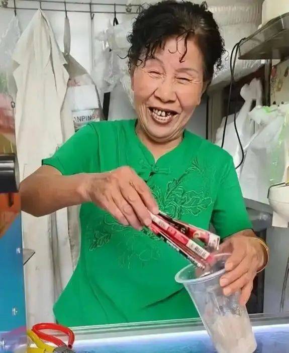 10元手冲“咖啡阿姨”：生意淡了快乐回来了麻将胡了app从日销400杯到100杯！(图5)